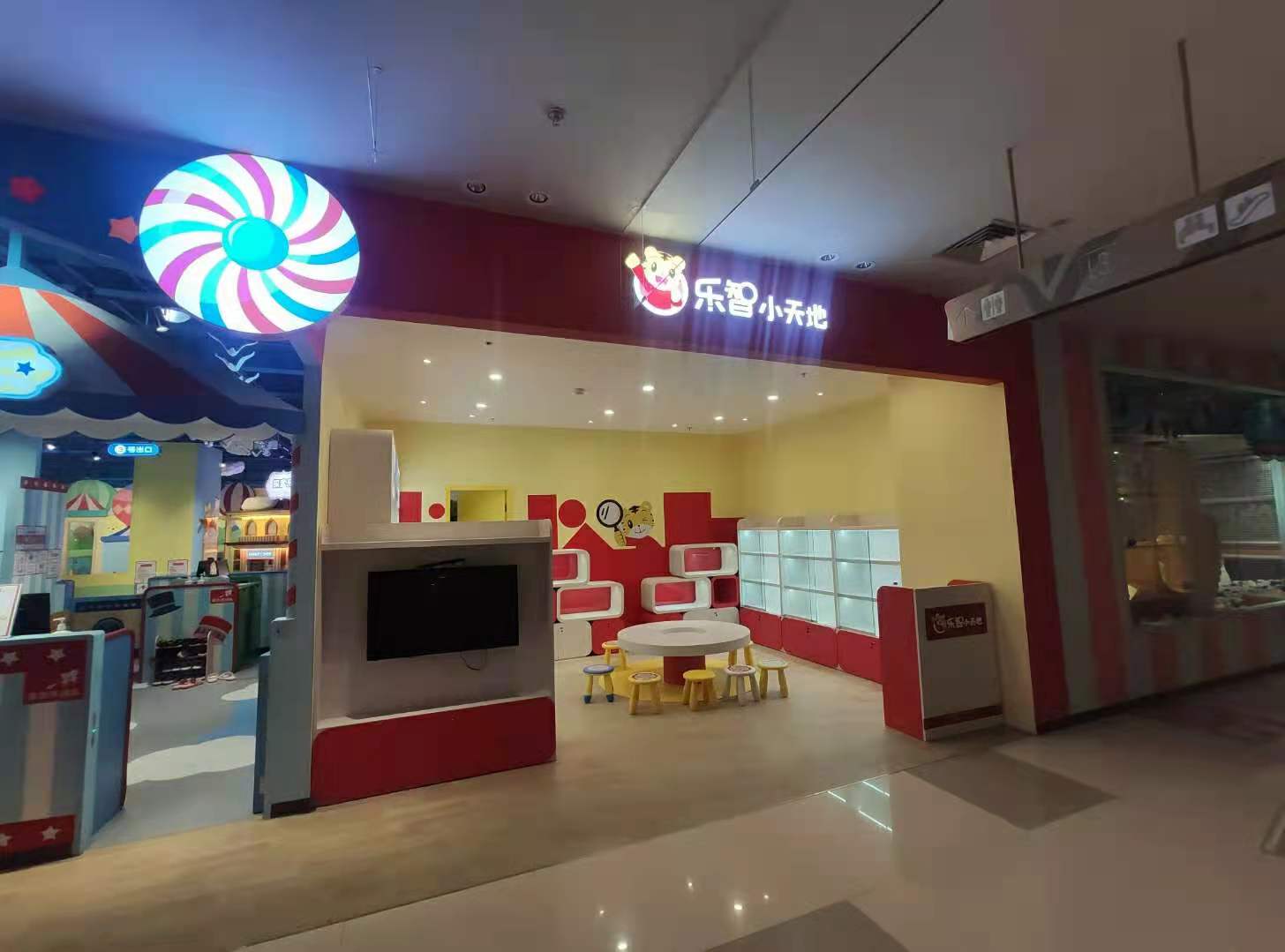錦華萬達太空農場,農場主題展柜